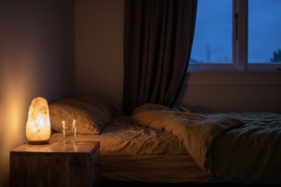 Ruhiges Schlafzimmer in der Dämmerung mit warmem Licht