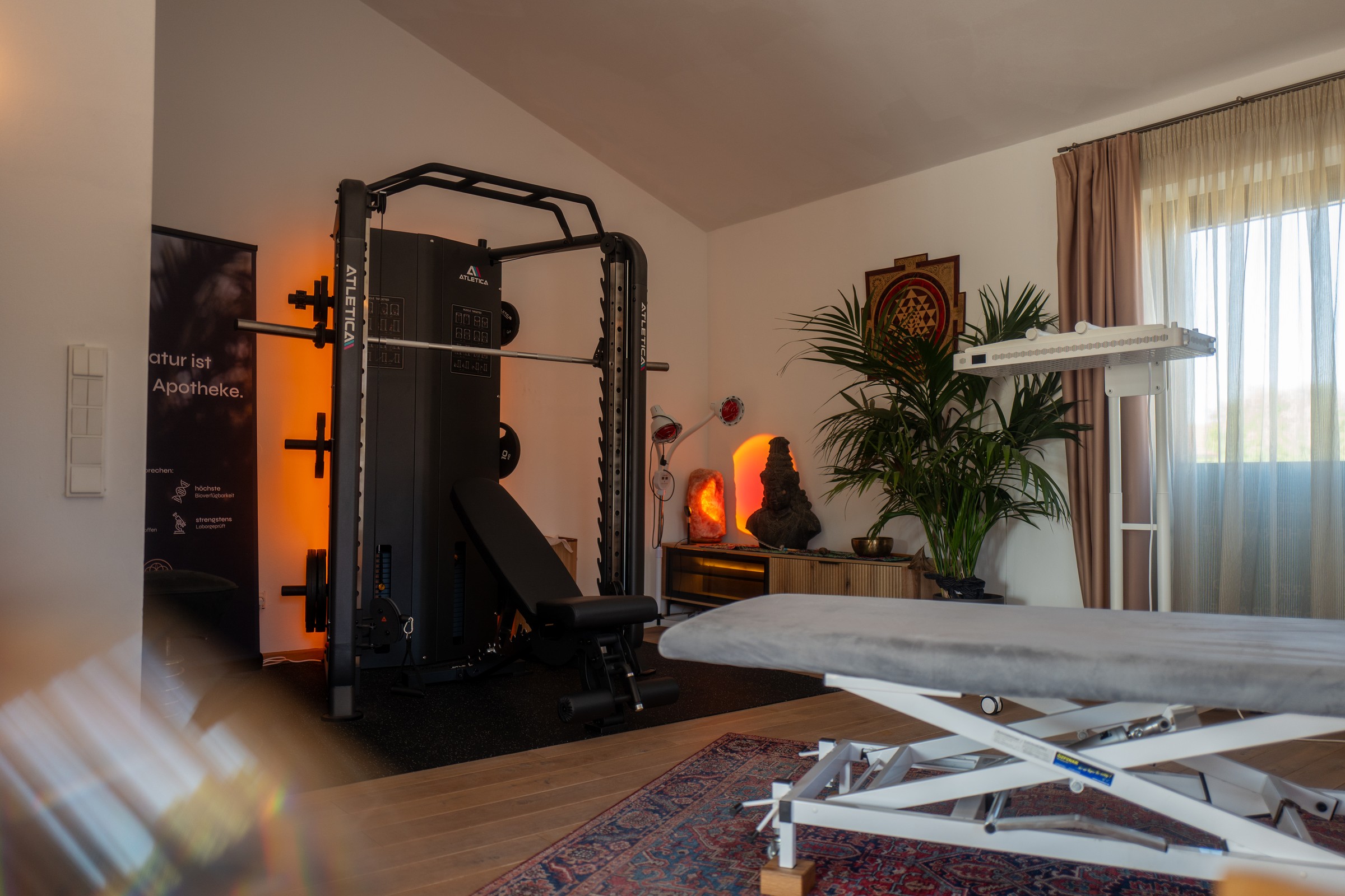 Trainingsbereich mit Kraftstation und Rotlichtpanel